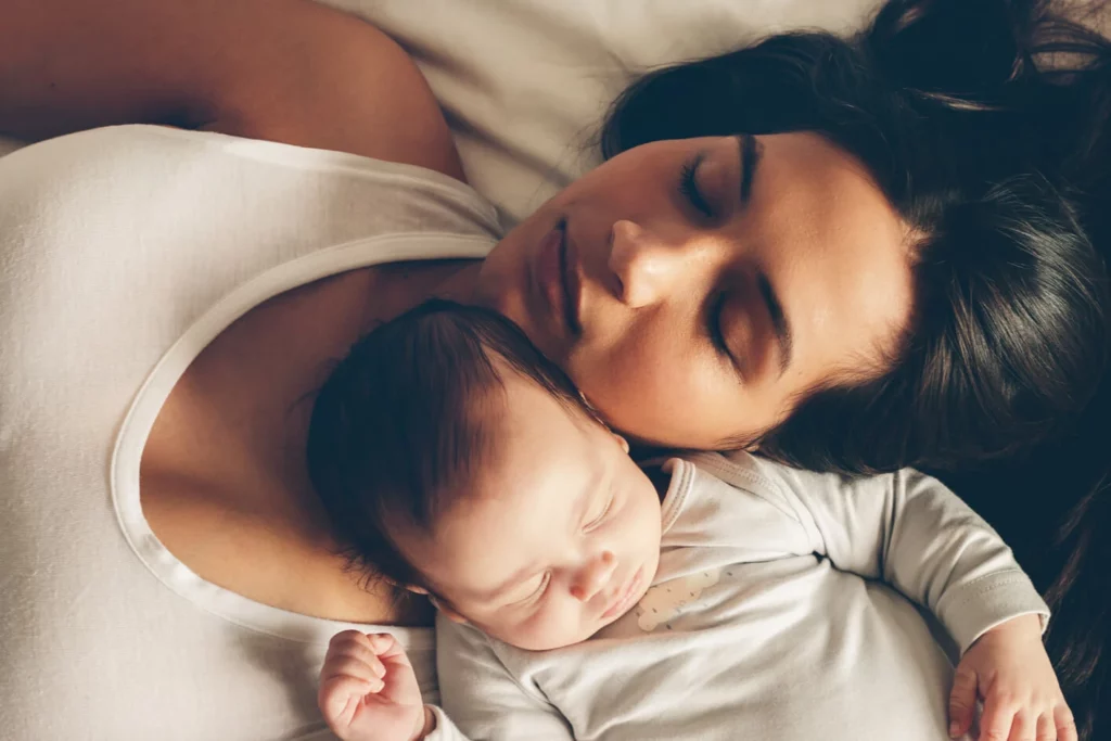 Voici une jeune mère ayant suivi les conseils du carnet de suivi des premiers mois de bébé et du guide post-partum de Bonjour Ocytocine
