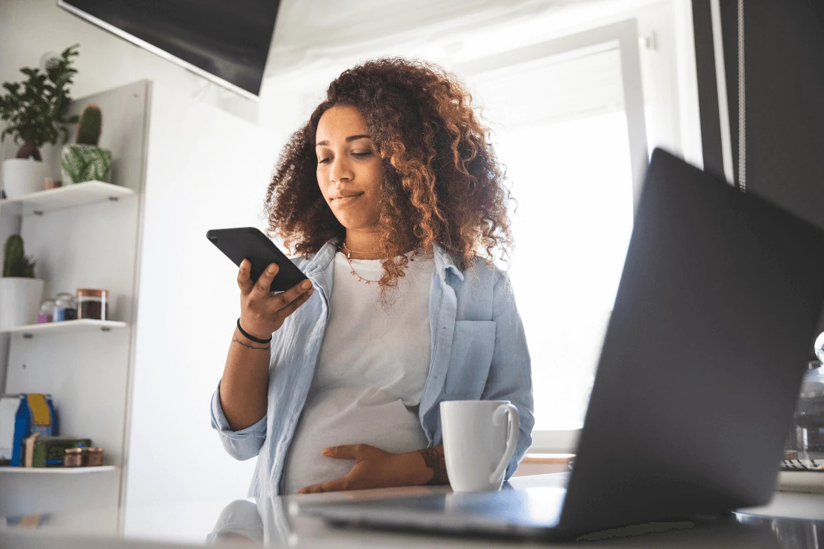 Voici une femme enceinte en train d'utiliser le programme d'accompagnement de grossesse Motherhood de Bonjour Ocytocine pour femme enceinte